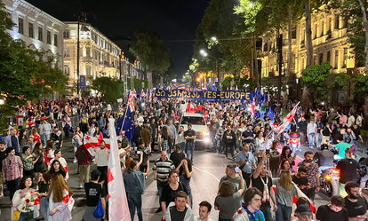 28. APRIL 2024: Menschen, die gegen das Gesetz über ausländische Agenten protestieren, marschieren zum georgischen Parlament.